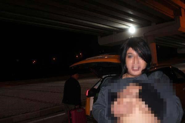 Trans bireyler gazetecileri görünce soyundu