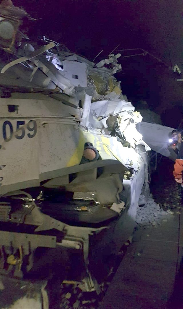 Bilecik'te kılavuz tren raydan çıktı: 2 makinist öldü