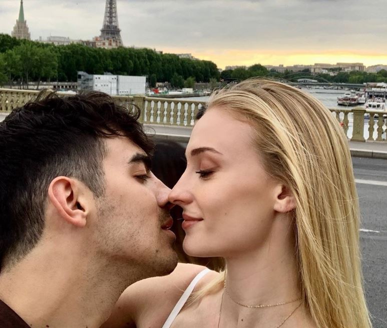 Sophie Turner dublorü ile aldatıldı