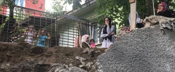 Bu kez de Kartal'da istinat duvarı çöktü!