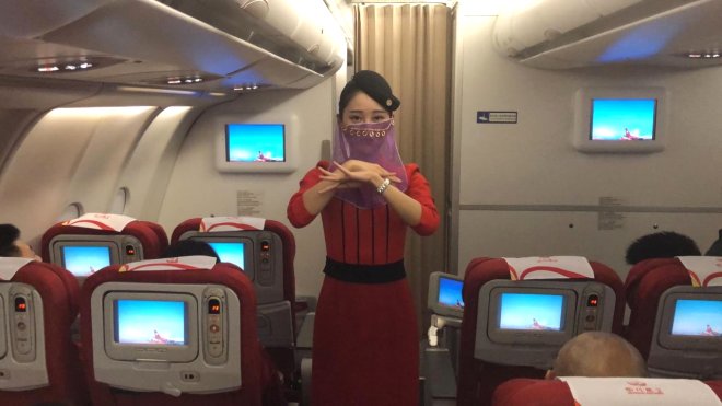 Uçakta Bir İlk Yaşandı! Çinli Hostesler, Türkiye Uçuşunda Peçe Takıp Dans Etti