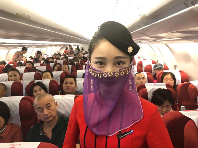 Uçakta Bir İlk Yaşandı! Çinli Hostesler, Türkiye Uçuşunda Peçe Takıp Dans Etti