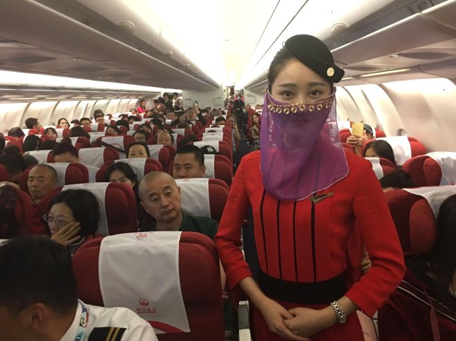 Uçakta Bir İlk Yaşandı! Çinli Hostesler, Türkiye Uçuşunda Peçe Takıp Dans Etti