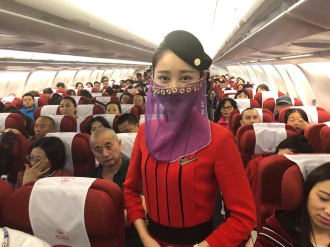Uçakta Bir İlk Yaşandı! Çinli Hostesler, Türkiye Uçuşunda Peçe Takıp Dans Etti