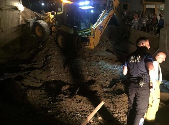 10 yaşlarında bir çocuk inşaat çukuruna düştü!