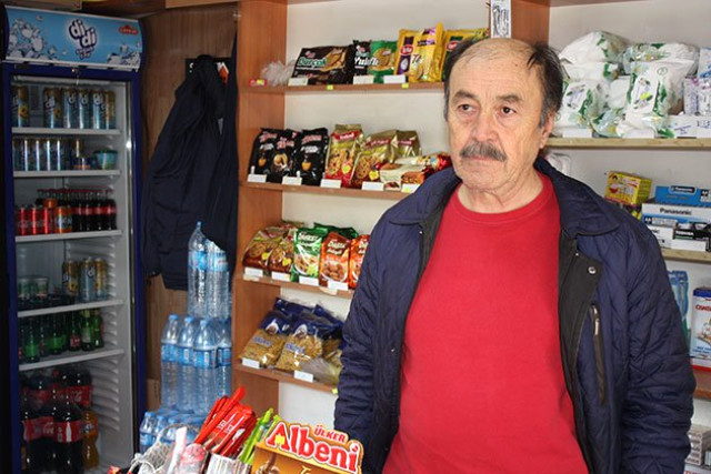 Üniversite Öğrencisi Gençler, İzinsiz Aldıkları Ekmeklerin Parasını Bırakıp Helallik İstedi