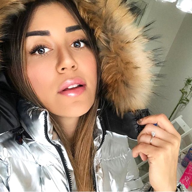 Sosyal medya fenomeni Banu Parlak takipçisine fena patladı!