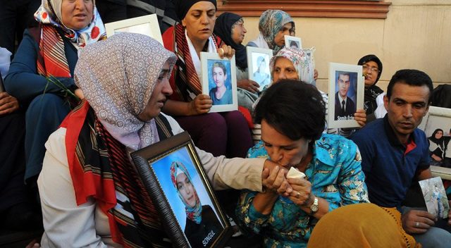 Ünlü sanatçılardan Diyarbakır'da eylem yapan annelere destek