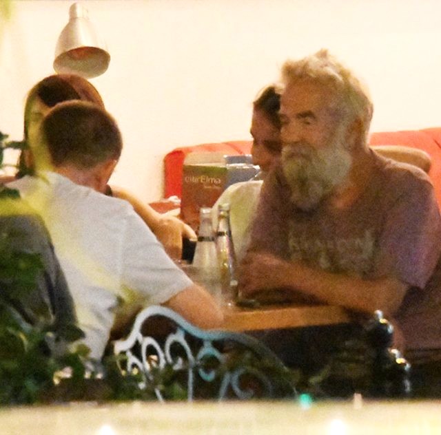 Orhan Oğuz kimdir, kaç yaşındadır? Kendisinden 48 yaş küçük sevgilisi ile görüntülendi