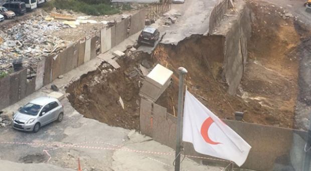 Ümraniye'de istinat duvarı çöktü! Araçlar çukura düştü