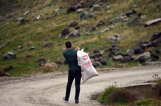 Hatay Sınırında Vatandaş Askere şümesin Diye Odun Taşıdı