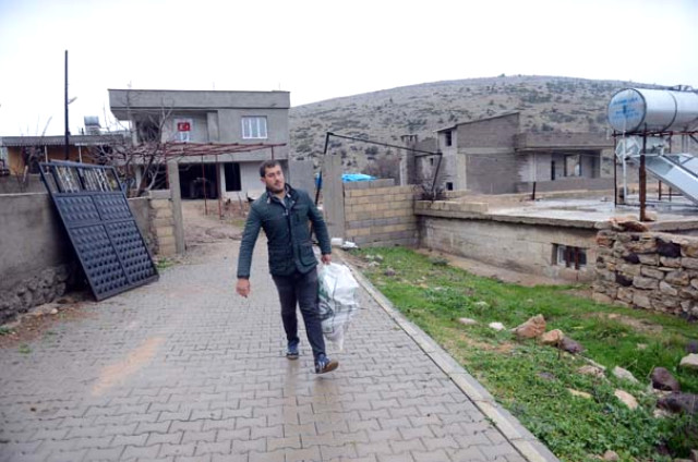 Hatay Sınırında Vatandaş Askere şümesin Diye Odun Taşıdı