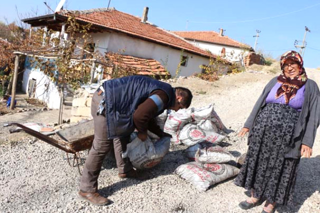 Hatay Sınırında Vatandaş Askere şümesin Diye Odun Taşıdı