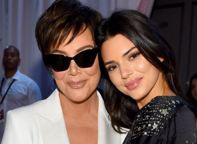 64 yaşındaki Kris Jenner düzgün fiziği ile kızlarına taş çıkarttı