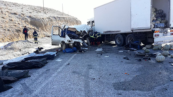 Van Hakkari Yolunda Feci Kaza