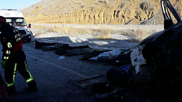 Van Hakkari Yolunda Feci Kaza