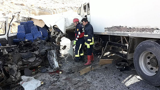 Van Hakkari Yolunda Feci Kaza