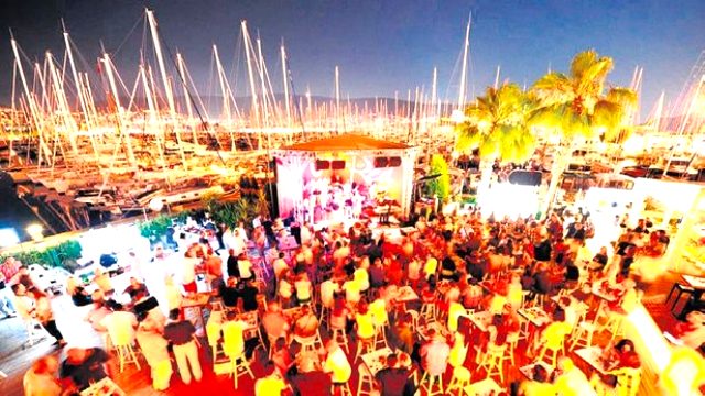 Volkan Demirel'in kadın hayranların arasında kaldı! Zeynep Demirel kriz geçirdi