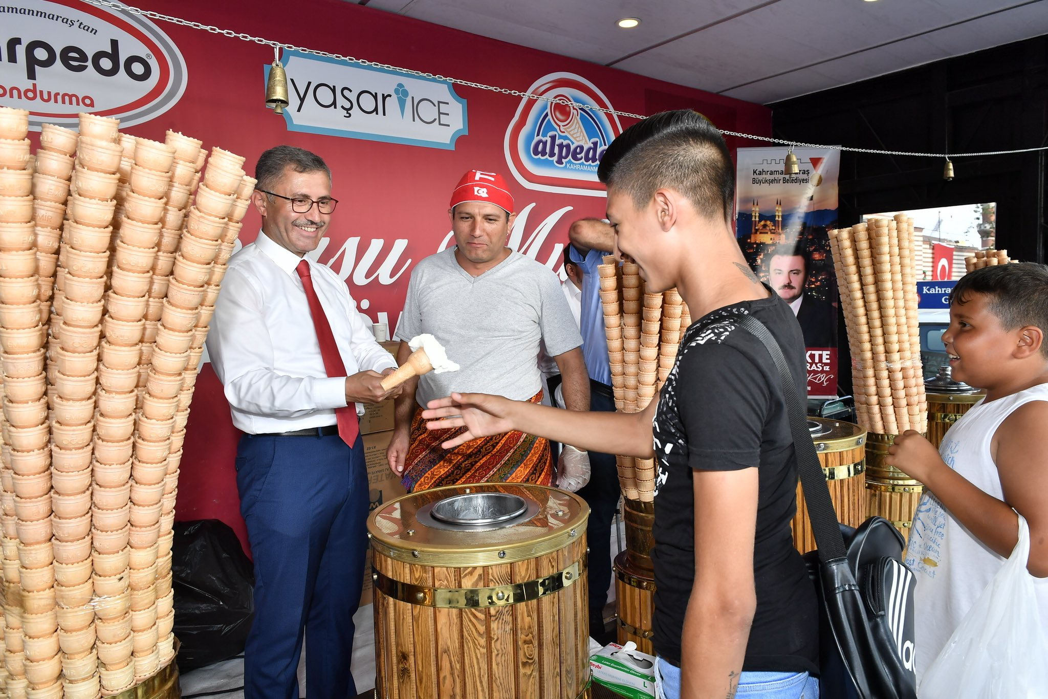 Üsküdar'da maraş rüzgarı estiren dondurma festivali