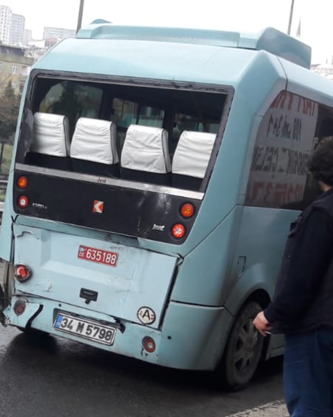 Pendik'te otobüs, yolcu minibüsüne çarptı! Çok sayıda yaralı var