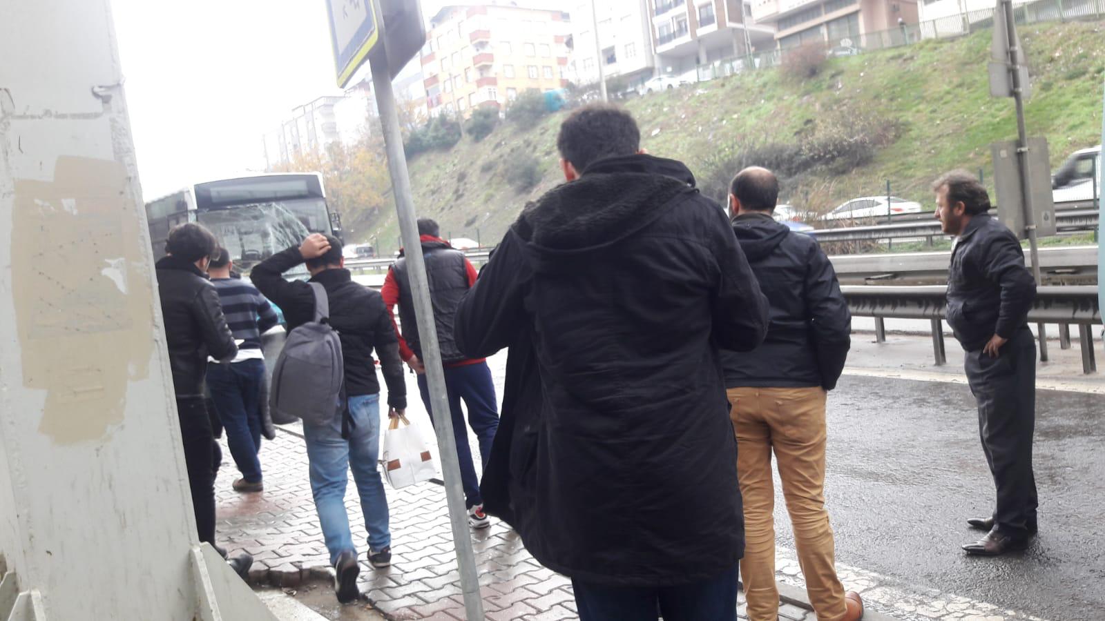 Pendik'te otobüs, yolcu minibüsüne çarptı! Çok sayıda yaralı var