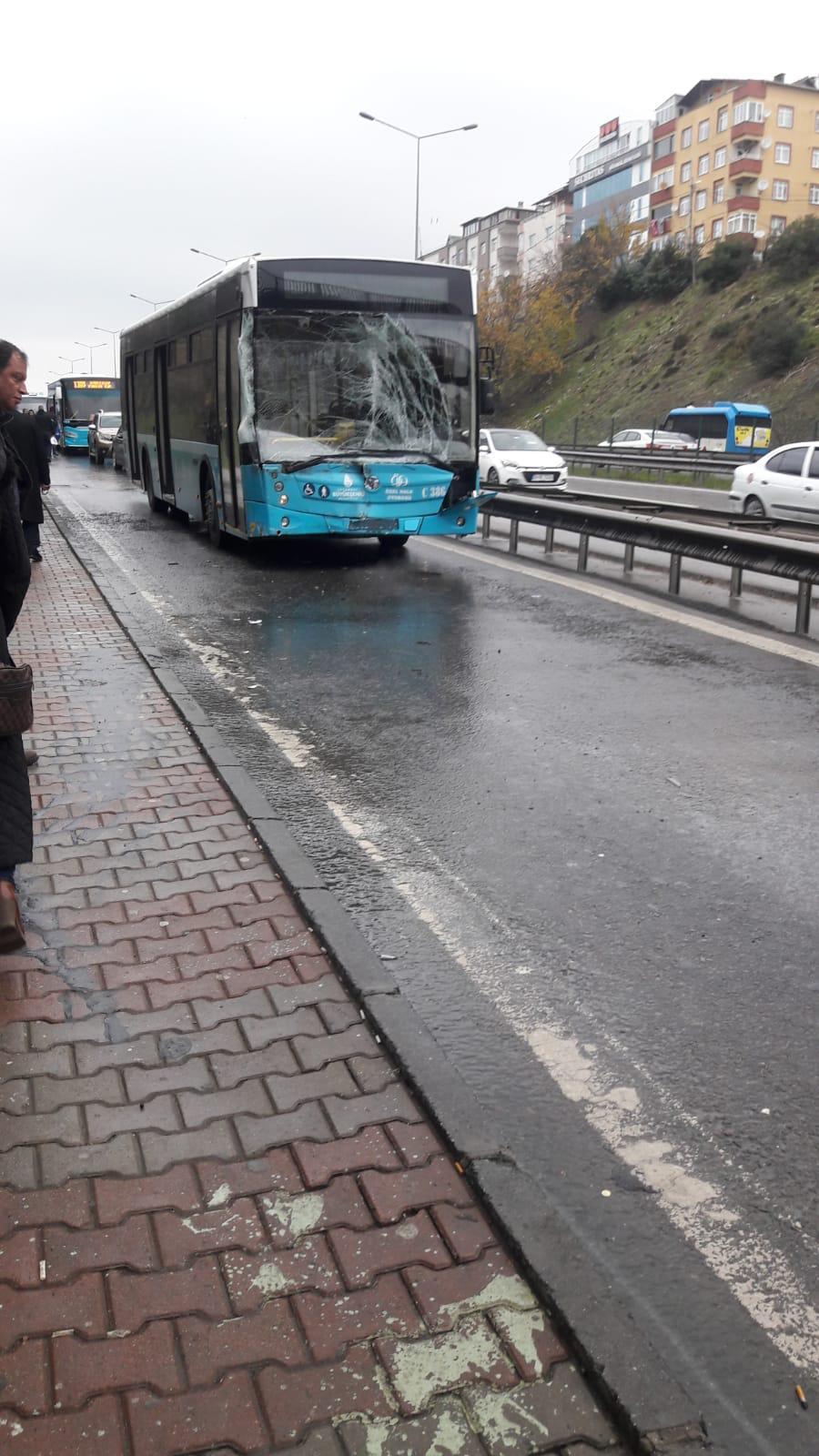 Pendik'te otobüs, yolcu minibüsüne çarptı! Çok sayıda yaralı var