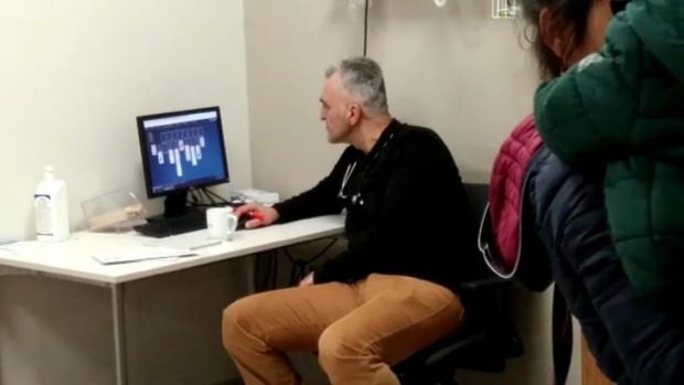 Hastanede skandal! Çocuklar ağladı doktor iskambil oynadı