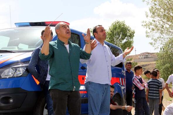 Acı olay! Oğlunun eşyalarını gözyaşları içinde aldı