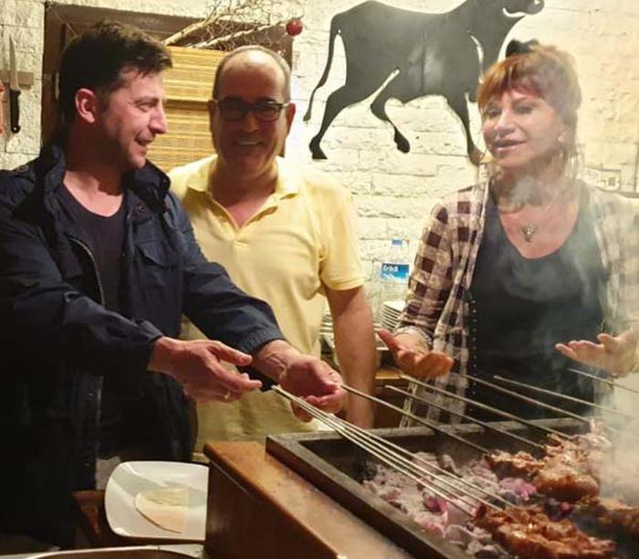 Ukrayna'nın yeni Cumhurbaşkanı Zelenskiy ocakbaşında et pişirdi