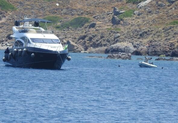 Kerem Bursin pina midyesi bulmak için dalış yaptı