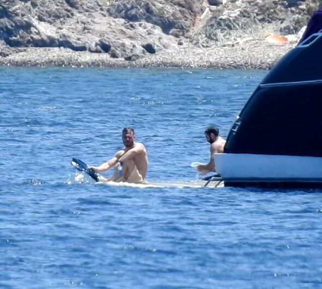 Tekneden düşen Kerem Bürsin'in omurgası kırıldı.