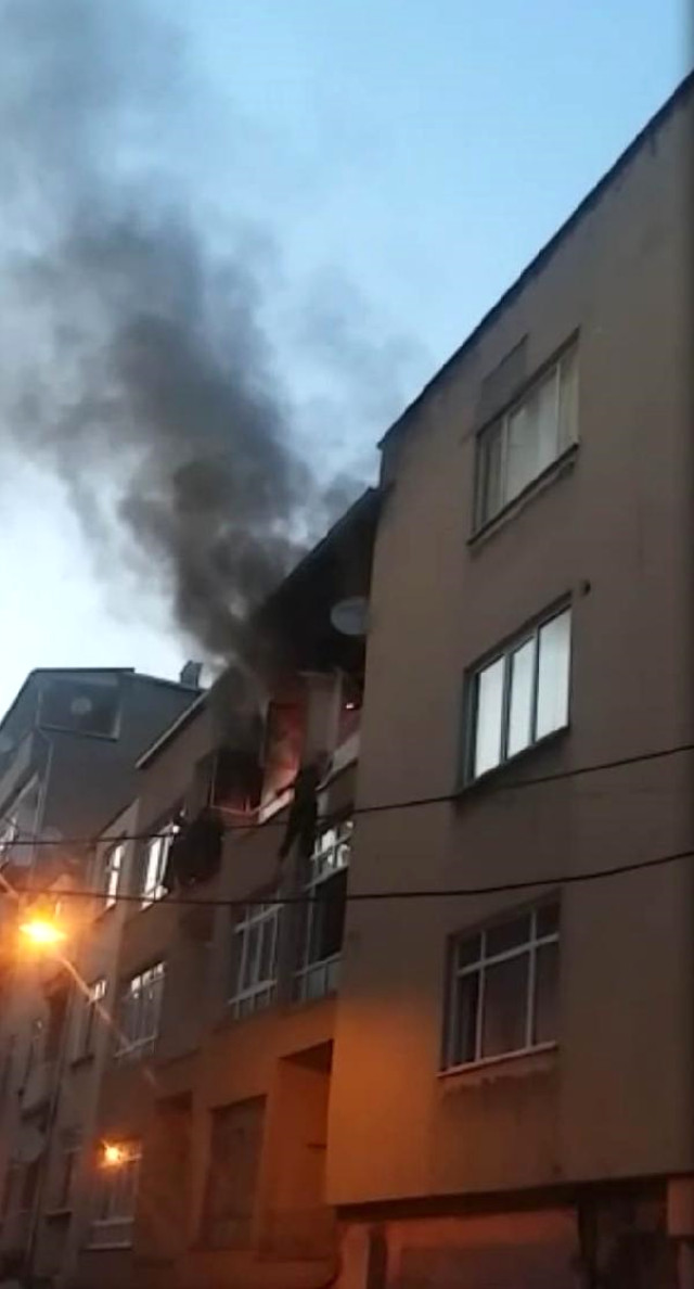 Yangından kurtuluş olmayında çareyi 3. kattan atlamakta buldular