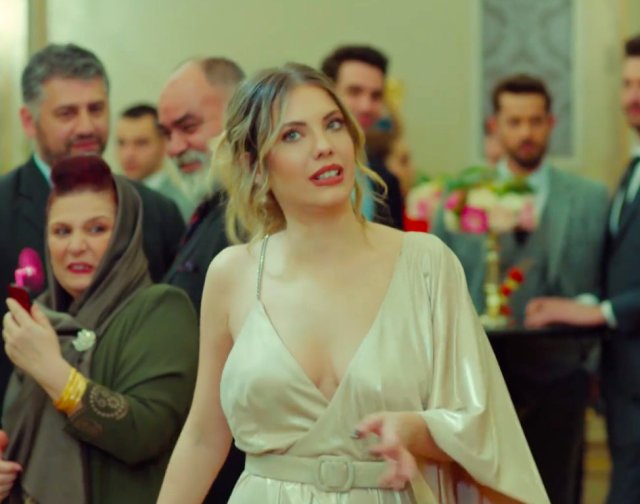 Yasak elma'da Eda Ece'nin göğüs dekoltesi olay oldu!