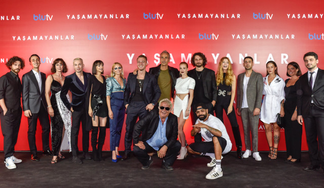 'Yaşamayanlar' gala fotoğrafları! Elçin Sangu, Serenay Sarıkaya ne giydi?