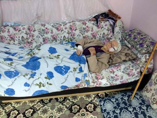 Yaşlı kanalizasyon rögarının içine düştü!