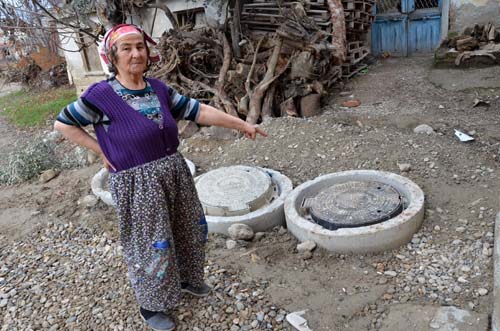 Yaşlı kanalizasyon rögarının içine düştü!