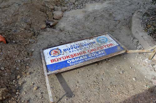 Yaşlı kanalizasyon rögarının içine düştü!