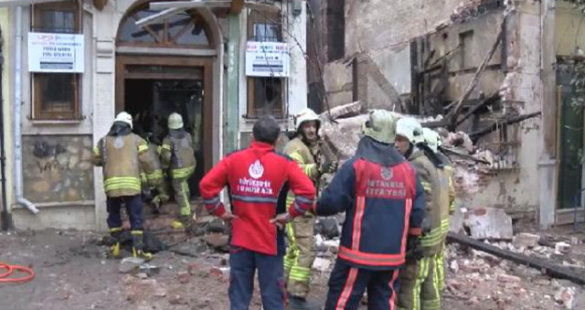 Yedikule'de bina çöktü!