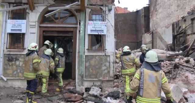 Yedikule'de bina çöktü!