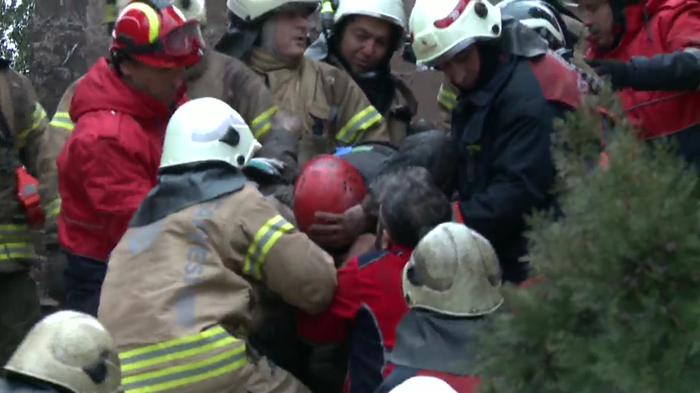 Yedikule'de bina çöktü!
