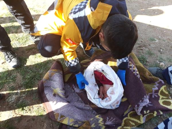 Oyun oynayan çocuklar çuvalın içine konmuş yeni doğan bebek buldu