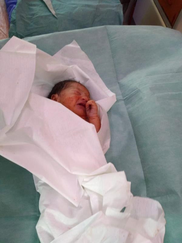 Oyun oynayan çocuklar çuvalın içine konmuş yeni doğan bebek buldu