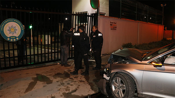 Polisten kaçtı emniyetin nizamiye kapısına çarptı