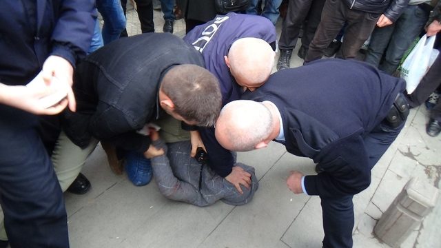 Önce Bıçakladı Sonra Ambulansta Tekmeledi