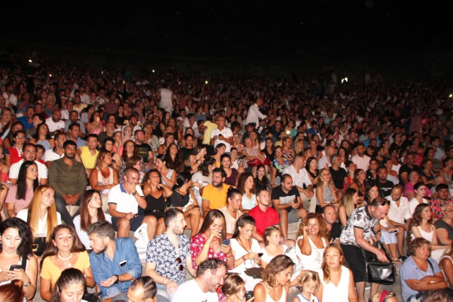 Yıldız Tilbe Bodrum konserinde frikik üstüne frikik verdi