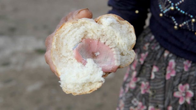 Yok artık ! Ekmeğin içinden takma diş çıktı