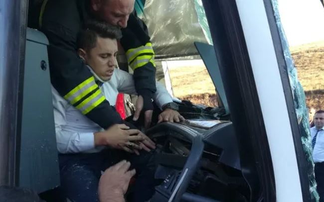 Yolcu otobüsü ile tır çarpıştı! Çok sayıda yaralı var...