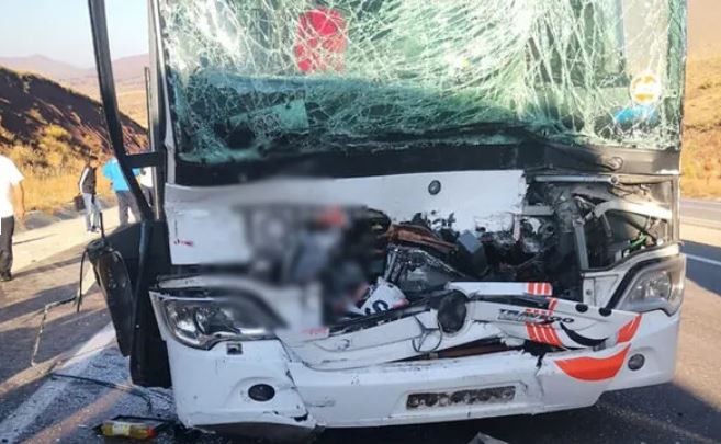 Yolcu otobüsü ile tır çarpıştı! Çok sayıda yaralı var...