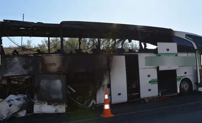 Seyir halindeki yolcu otobüsü alev alev yandı!