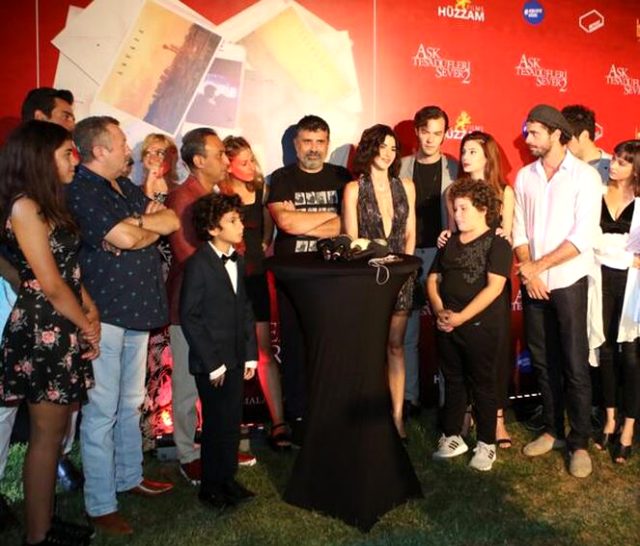 Zuhal Olcay, Aşk Tesadüfleri Sever filminin partisini terk etti